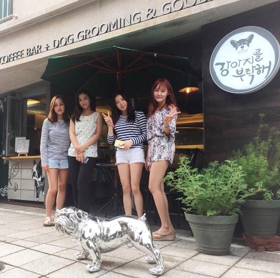 본문 이미지 - 개그맨 이경규의 딸 이예림이 어머니가 운영 중인 애견 카페 앞에서 SBS'아빠를 부탁해' 멤버들과 찍은 인증사진을 지난 13일 자신의 인스타그램에 올렸다.(사진 이예림 인스타그램 캡처)ⓒ News1