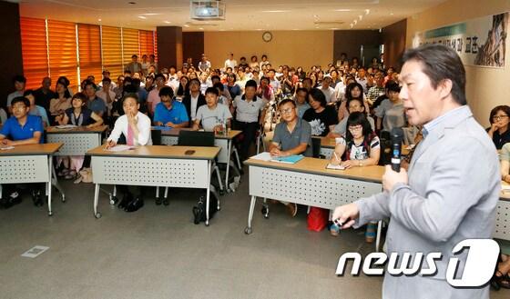 본문 이미지 - 김정후 교수가 전주 한국전통문화전당에서 생태도시 특강을 하고 있다.(전주시제공)2015.7.21/뉴스1ⓒ News1