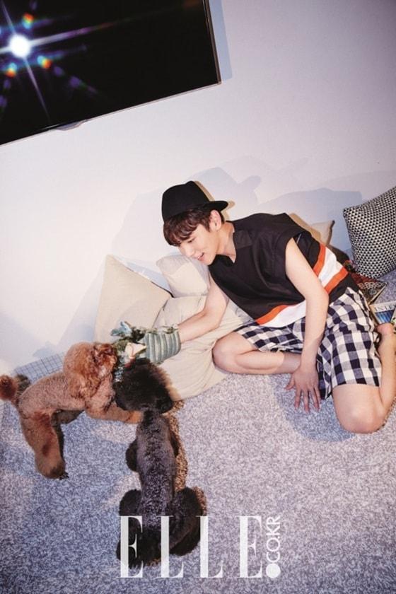 본문 이미지 - 패션매거진 엘르는 21일 그룹 샤이니의 키와 반려견들의 행복한 일상을 촬영한 화보를 공개했다.(사진 매거진 엘르 홈페이지)ⓒ News1