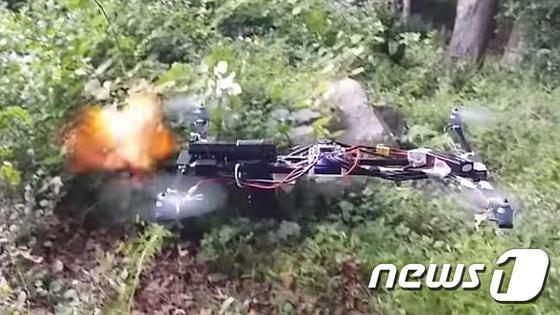 본문 이미지 - 총쏘는 드론 &acute;프라잉 건&acute;의 유튜브 영상 캡처 화면.ⓒ 뉴스1
