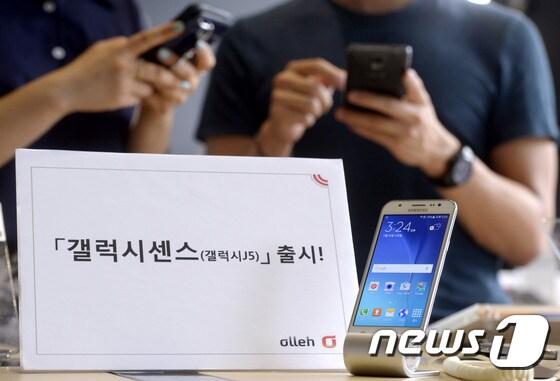 본문 이미지 - KT가 이달말 삼성전자의 '갤럭시J7'을 전용모델로 출시할 예정이다. 갤럭시J7은 갤럭시J5의 후속 모델로 디자인과 다른 스펙은 같지만 화면이 조금 커졌고 상향된 칩셋이 탑재됐다. 사진은 KT가 지난 7월말 출시한 갤럭시J5. ⓒ News1 안은나 기자