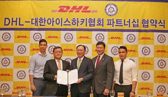 본문 이미지 - 대한아이스하키협회가 DHL 코리아와 파트너십 후원 계약을 체결했다. (대한아이스하키협회 제공) ⓒ News1