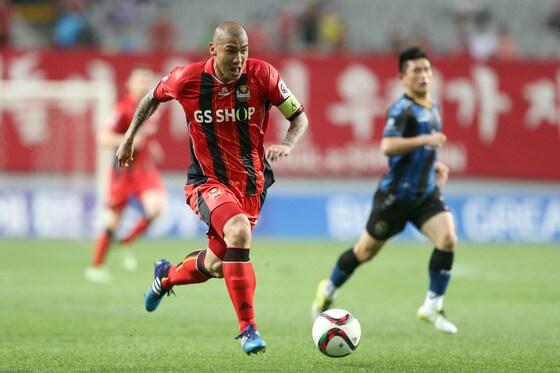 본문 이미지 - FC서울 유니폼을 입고 100경기 출전 기록을 달성한 차두리. (FC서울 제공) ⓒ News1