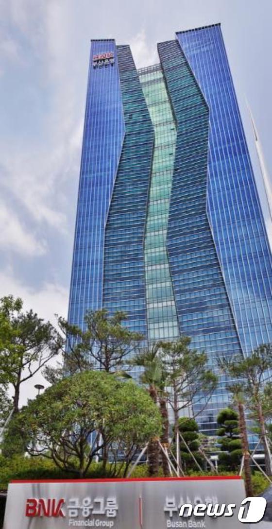 본문 이미지 - BNK금융지주는 지난 22일 개최된 금융위원회 정례회의에서 GS자산운용의 최대주주가 되는 내용의 대주주 변경을 승인 받았다고 23일 밝혔다. (부산은행 제공)ⓒ News1