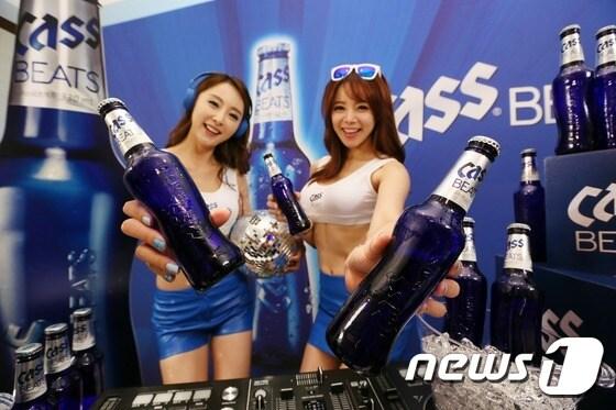 본문 이미지 - 23일 오전 서울 중구 웨스틴조선호텔에서 오비맥주 모델들이 신개념 프리미엄급 맥주 '카스 비츠(Cass Beats)'를 선보이고 있다. ⓒ News1