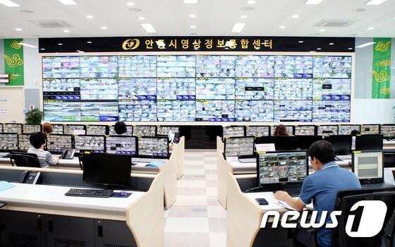 본문 이미지 - 경북 안동시영상정보통합센터 관제요원들이 23일 안동지역 전체를 관제센터에서 모니터링하고 있다./2015.7.22/뉴스1 ⓒ News1