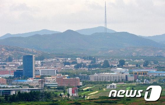 본문 이미지 - 24일 오전 파주시 도라산전망대에서 바라본 개성공단에 적막감이 흐르고 있다. 지난16일 남북은 개성공단 공동위 회의를 갖고 임금 문제협의에 나섰지만 접점을 찾지 못했다. 2015.7.24/뉴스1 ⓒ News1 박세연 기자