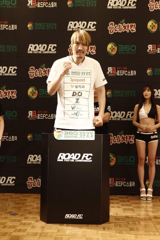 본문 이미지 - 최홍만(35)이 6년 만의 복귀전에서 카를로스 토요타(브라질)에게 1라운드 TKO 패배를 당했다. (로드FC 제공) ⓒ News1