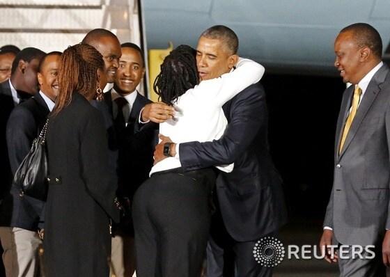 본문 이미지 - 24일(현지시간) &acute;아버지의 나라&acute; 케냐를 방문한 버락 오바마 美 대통령이 이복동생 아우마 오바마와 환영인사를 나누고 있다. ⓒ 로이터=뉴스1