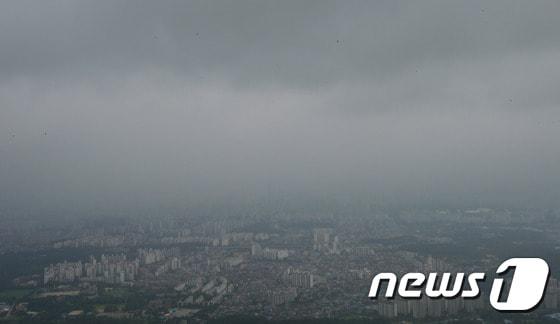 본문 이미지 - 서울 하늘에 드리워진 짙은 먹구름. 2015.7.25/뉴스1 ⓒ News1 김명섭 기자
