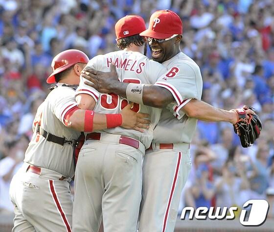 본문 이미지 - 필라델피아 좌완 콜 해멀스(가운데)가 26일(한국시간) 시카고 컵스와의 경기에서 노히트노런을 달성한 뒤 팀 동료들과 함께 환호하고 있다. ⓒ AFP=News1