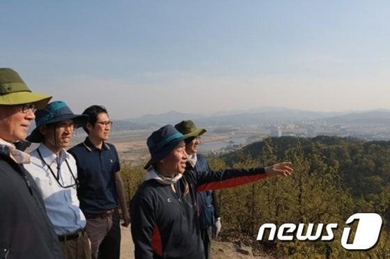 본문 이미지 - 이충재 행복청장은 지난 4월 직원들과 함께 원수산 둘레길을 답사하고 있는 모습.ⓒ News1