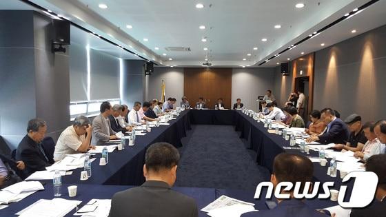 본문 이미지 - 수질보전정책협의회 주민대표단이 규제개선 운동 방안 등을 논의하고 있다. ⓒ News1