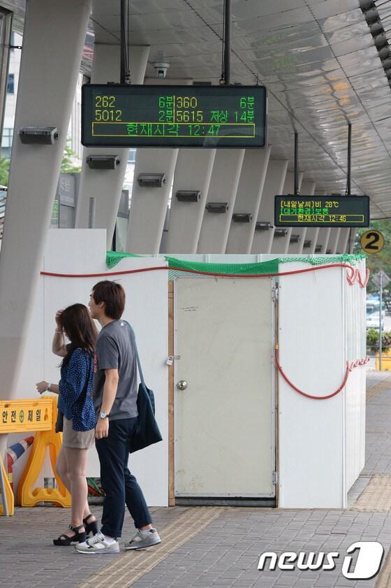 본문 이미지 - 26일 오후 서울 영등포구 여의도 버스환승센터에 있는 지하벙커 입구에서 공사가 진행되고 있다. 서울시는 1970년대 군부 정권 당시 박정희 대통령과 정부 요인이 대피 공간으로 쓰기 위해 지어진 것으로 추정되는 이 벙커를 일반에 공개하기로 하고 세부 계획을 수립하고 있는 것으로 알려졌다. 2005년 버스환승센터 건립 중 발견된 벙커는 지휘대와 기계실이 있는 160평 규모 공간과 샤워실, 화장실 등을 갖춘 20평 규모 방으로 이뤄져 있다. 2015.7.26/뉴스1 ⓒ News1 신웅수 기자