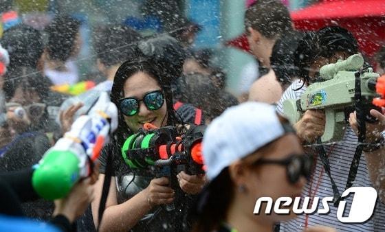 본문 이미지 - 2015년7월26일 오후 서울 서대문구 연세로에서 열린 제3회 신촌물총축제를 찾은 시민들이 물총싸움을 즐기고 있다. 2015.7.26/뉴스1 ⓒ News1 양동욱 기자