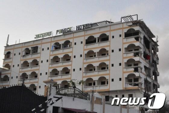 본문 이미지 - 알샤바브의 폭탄테러로 인해 소말리아 모가디슈의 고급 호텔 자지라팰리스 호텔 한 면이 훼손됐다. ⓒ AFP=뉴스1