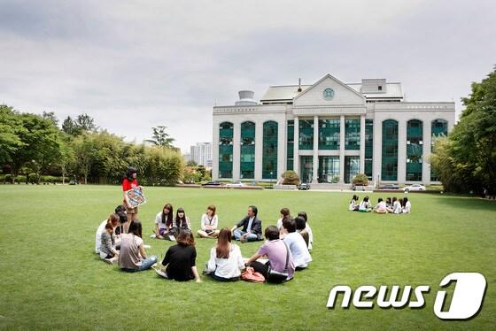 본문 이미지 - 울산대학교가 세계대학랭킹센터(CWUR)에서 발표한 2015년 세계대학평가에서 국내 17위, 세계 495위에 랭크됐다. 사진은 섬유디자인학전공이 중앙정원에서 야외수업을 하고 있는 모습. <사진제공=울산대학교> 2015.07.27/뉴스1 ⓒ News1 이상문 기자