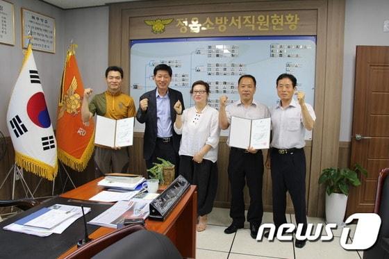 본문 이미지 - 전북 정읍소방서(서장 안준식)은 27일 심폐소생술로 남편의 목숨을 구한 시민 김복순씨와 구급대원 2명에게 하트 세이버(Heart Saver) 배지를 수여 했다. 왼쪽 세번째 김복순씨.2015.07.27/뉴스1 ⓒ News1 박제철 기자