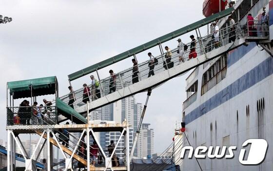 본문 이미지 - 인천항 제1국제여객터미널에서 관광객이 하선하는 모습. 뉴스1 DB