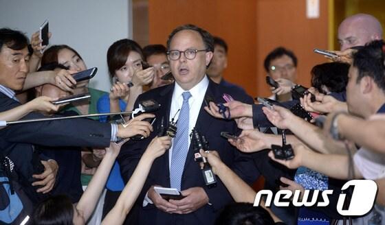 본문 이미지 - 시드니 사일러(Sydney Seiler) 미국 국무부 북핵 6자회담 특사가 지난달 27일 오후 서울 종로구 도렴동 외교부에서 김건 북핵외교기획단장, 황준국 한반도 평화교섭본부장 등과 면담을 마친 후 퇴장하며 취재진의 질의에 답하고 있다. 2015.7.27/뉴스1 / (서울=뉴스1) 안은나 기자 ⓒ News1