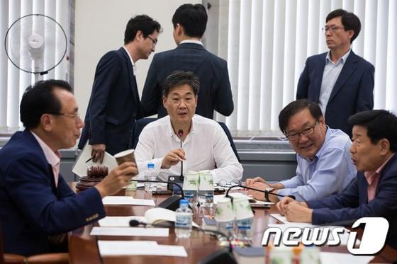 본문 이미지 - 28일 서울 여의도 국회에서 열린 정치개혁특별위원회 공직선거법심사소위원회에서 정문헌 소위원장이 회의를 주재하고 있다. 2015.7.28/뉴스1 ⓒ News1 유승관 기자