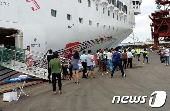 본문 이미지 - 지난 7월 9일 인천항으로 입항한 중화태산호 모습. 사진제공-관광공사ⓒ News1