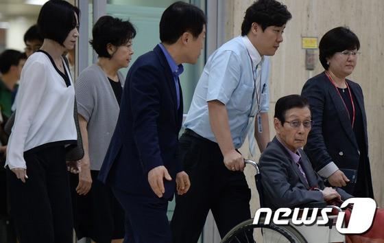 본문 이미지 - "장남의 난"을 겪은 롯데그룹 신격호 총괄회장이 28일 밤 서울 김포공항을 통해 입국하고 있다. 뒤로 신 총괄회장의 딸인 신영자 롯데쇼핑 사장(왼쪽 두번째)이 따라 나오고 있다. 2015.7.28/뉴스1 ⓒ News1 박정호 기자