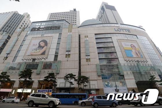 본문 이미지 - 서울 중구 소공동 롯데백화점 전경. 2015.7.29/뉴스1 ⓒ News1 신웅수 기자