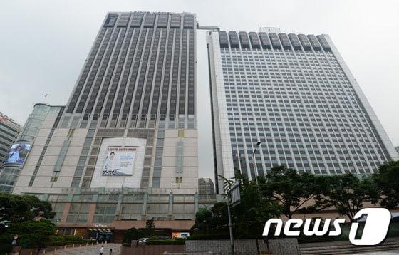본문 이미지 - 서울 중구 소공동 롯데백화점과 롯데호텔 전경. 2015.7.29/뉴스1 ⓒ News1 신웅수 기자