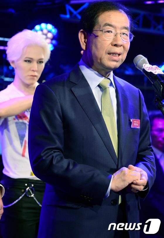 본문 이미지 - 29일 오후 서울시 중구 서울시청 을지로 별관에서 열린 "그레뱅 뮤지엄" 개관식에서 박원순 서울시장이 기념축사를 하고 있다. 2015.7.29/뉴스1 ⓒ News1 고성준 인턴기자