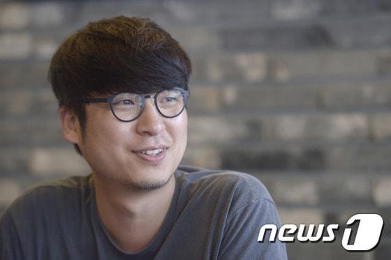 본문 이미지 - 소설전문 격월지 '악스트' 편집장 백다흠씨가 3일 서교동에서 뉴스1과 인터뷰하고 있다. ⓒ News1