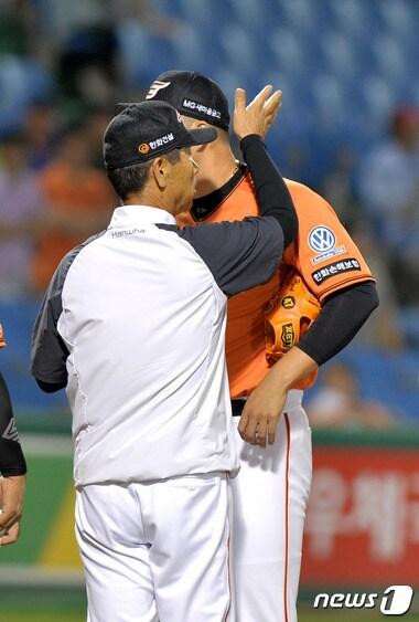 본문 이미지 - 3일 오후 대전 한화생명이글스파크에서 열린 2015 타이어뱅크 KBO 한화 이글스 대 NC 다이노스의 경기에서 9회말 무사 1,2루 한화 김성근 감독이 권혁에게 기운을 넣어 주고 있다. 2015.7.3/뉴스1 ⓒ News1 신성룡 기자