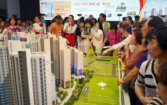 본문 이미지 - 24일 대연 SK뷰힐스 모델하우스에서 내방객들이 아파트 모형을 구경하고 있다. ⓒ News1