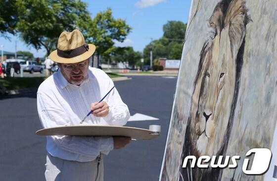 본문 이미지 - 화가 마크 발마가 세실의 초상화를 그리고 있다. ⓒ AFP=News1