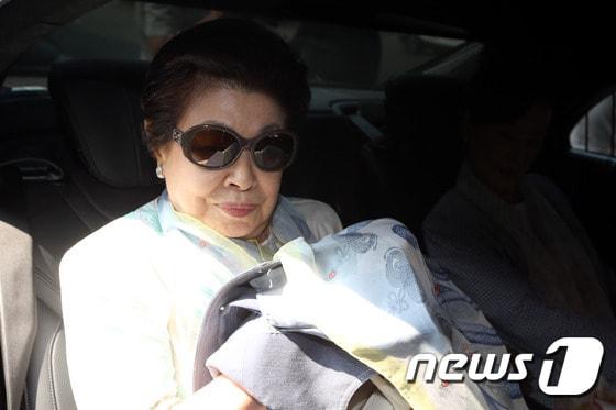 본문 이미지 - 그룹 경영권을 두고 다투고 있는 신동주 전 일본롯데 부회장과 신동빈 롯데 회장의 친모인 시게미츠 하츠코 여사가 30일 오후 서울 강서구 김포국제공항으로 입국해 차량에 오르고 있다. 2015.7.30/뉴스1 ⓒ News1 이광호 기자