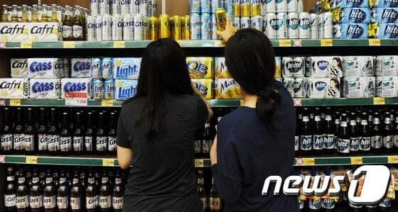 본문 이미지 - 서울시내 한 대형마트 주류코너에서 소비자들이 제품을 고르고 있다./뉴스1 ⓒ News1