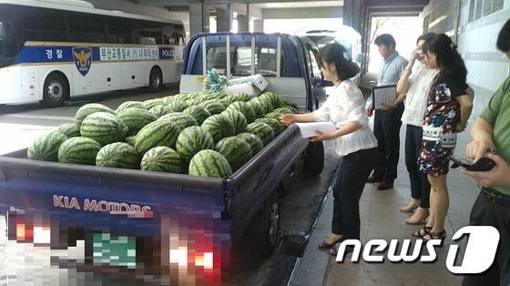 본문 이미지 - 31일 권기선 부산지방경찰청장이 폭염에 노고하는 직원들을 격려하고자 수박 128통을 전달했다.(부산경찰청 경무계 제공) ⓒ News1