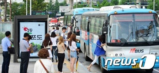 본문 이미지 - 대중교통을 이용 중인 성인남녀./ⓒ News1