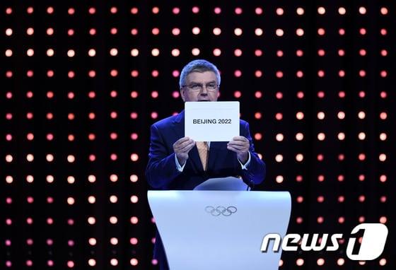 본문 이미지 - 토마스 바흐 IOC 위원장이 2022 동계올림픽 개최지로 베이징을 발표하고 있다.ⓒ AFP=News1