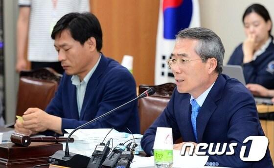 본문 이미지 - 내년 최저임금을 결정하는 최저임금위원회가 3일 오후 9차 전원회의를 연 가운데, 노동계 측은 기존 1만원에서 1600원 낮춘 8400원을, 경영계 측은 동결안에서 30원 올린 5610원을 수정안으로 각각 제시했다.ⓒ News1