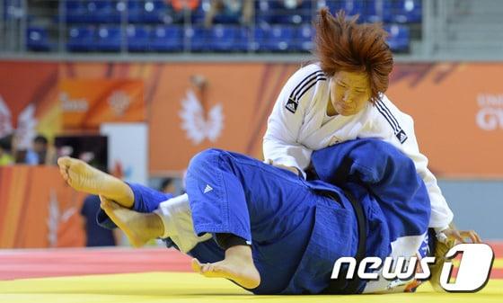 본문 이미지 - 4일 광주 서구 4일 오전 염주빛고을체육관유도에서 열린 2015광주하계U대회 유도 여자 78㎏급 1회전에 출전한 대한민국의 김민정이 DAKENYTES(리투아니아)를 향해 공격을 시도하고 있다.2015.7.4/뉴스1 ⓒ News1 이동원 기자