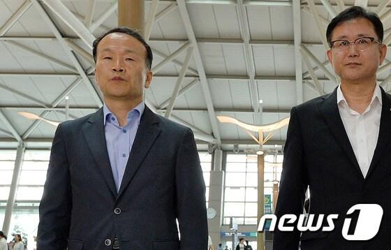 본문 이미지 - 중국 버스추락 사고 수습을 위해 중국에 머무르던 최두영(55) 지방행정연수원장이 5일 중국 현지에서 숨진 채 발견됐다. 지난 2일 인천공항에서 중국으로 출국하는 최두영 지방행정연수원장(왼쪽). (뉴스1DB) 2015.7.5/뉴스1 ⓒ News1