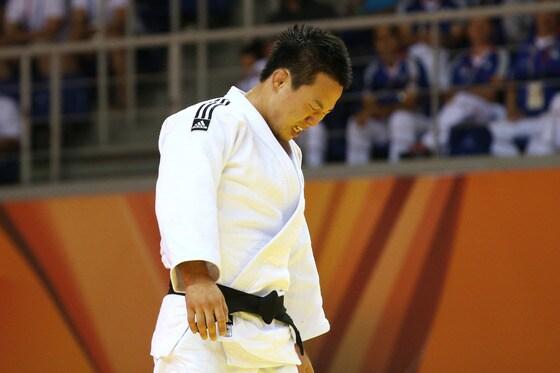 본문 이미지 - 2015년 7월 5일 광주 서구 염주빛고을체육관에서 열린 2015광주 하계U대회 유도 남자81kg 이하급 경기에서 왕기춘이 러시아의 칼무자에프 하산 선수에게 패해 은메달에 그치자 아쉬워하고 있다. ⓒ News1 