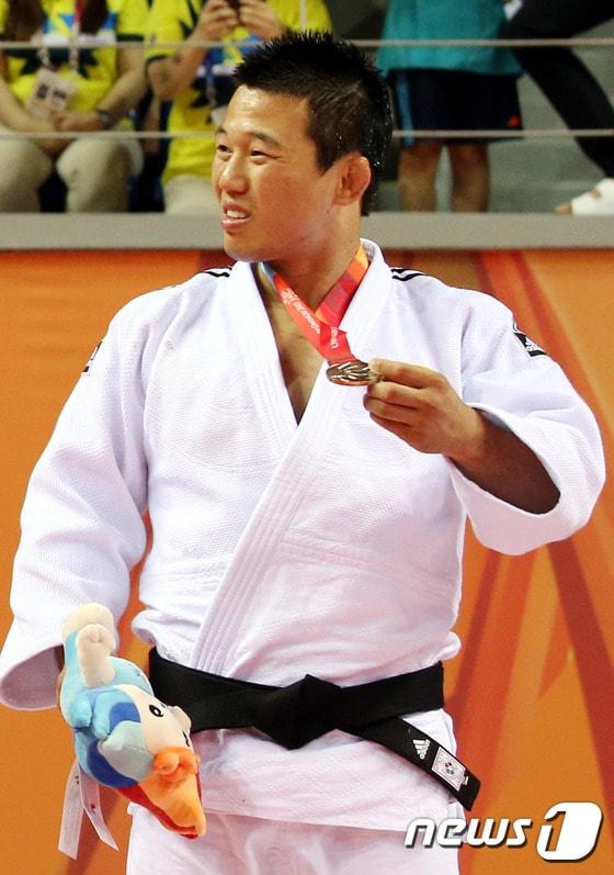 본문 이미지 - 2015광주 하계U대회 유도 남자81kg 이하급 결승 경기에서 러시아의 칼무자에프 하산 선수에게 패한 왕기춘 선수가 시상식에서 굳은표정을 짓고 있다./뉴스1 ⓒ News1 이광호 기자