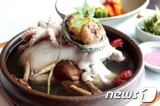 본문 이미지 - 파크 하얏트 부산의 한방전복낙지삼계탕.(부산 파크하얏트 제공)ⓒ News1