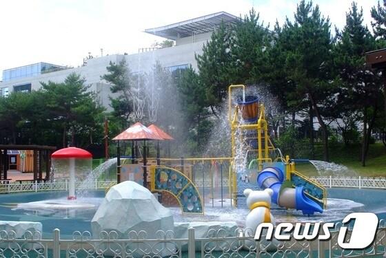 본문 이미지 - 김해시 대청동 장유도서관 옆에 위치한 기후변화 테마공원 내 물놀이 시설. <김해시청제공> 2015.7.6 ⓒ News1