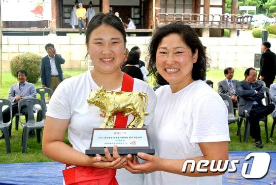 본문 이미지 - 서혜숙(모, 52세)씨와 박가영(자, 17세)양 모녀는 지난 4일 울산 중구 동헌에서 열린 민속놀이 한마당 단체 씨름대회에서 준우승을 차지해 화제가 되고 있다. 2015.07.06/뉴스1 ⓒ News1 이상문 기자