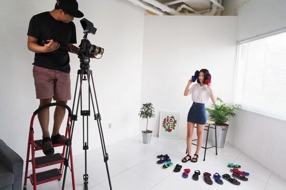 본문 이미지 - '롯데OneTV' 제작 지원 프로그램에 참여한 1인 제작사가 영상 촬영을 하고 있다. (롯데홈쇼핑 제공) ⓒ News1