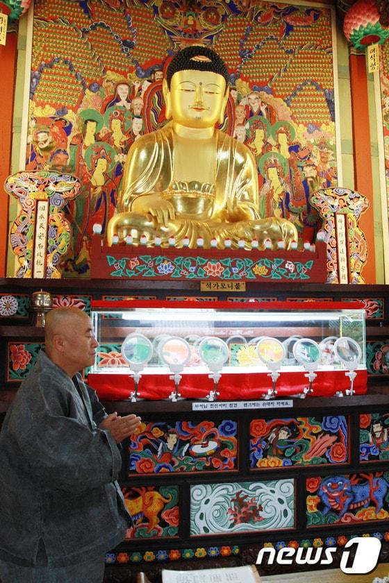 본문 이미지 - 경남 밀양 표충사에 임시로 봉안된 표풍사 삼층석탑 진신사리2015.07.07/뉴스1 ⓒ News1 이철우 기자