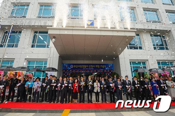 본문 이미지 - 7일 오전 부산 사상구 감전동 사상경찰서 신청사 앞에서 열린 개청식에서 조성환 사상경찰서장, 권기선 부산경찰청장(중앙)을 비롯한 내빈들이 테이프 커팅식 후 박수를 치고 있다.2015.7.7/뉴스1 ⓒ News1 이승배 기자